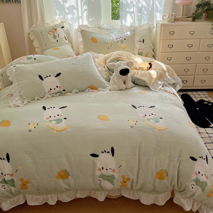 91家纺网 家纺一手货源 找家纺 三朵家纺 2025新款牛奶绒三丽鸥花边四件套 花边系列 花边-运动帕恰