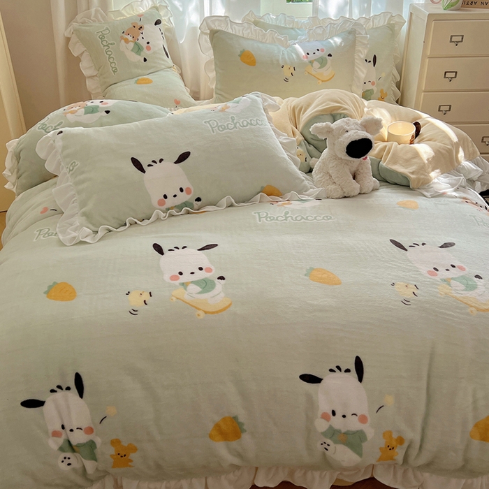 91家纺网 家纺一手货源 找家纺 三朵家纺 2025新款牛奶绒三丽鸥花边四件套 花边系列 花边-运动帕恰