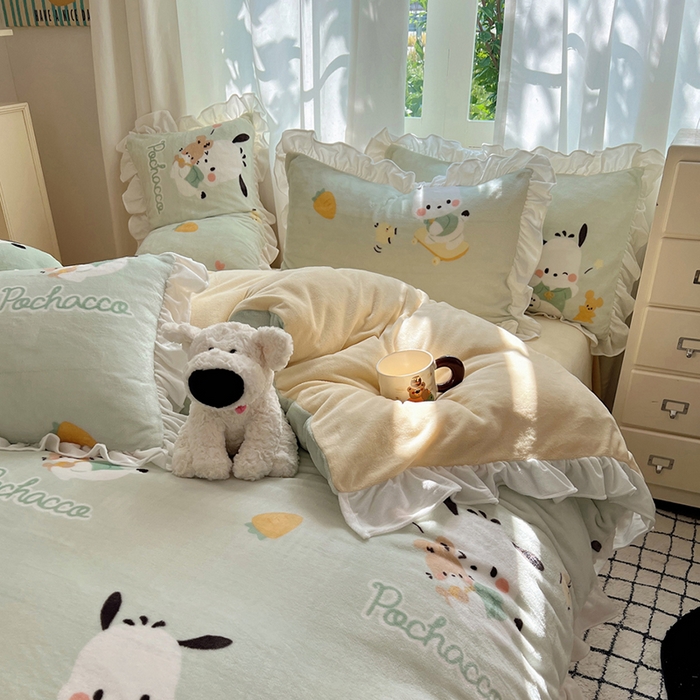 91家纺网 家纺一手货源 找家纺 三朵家纺 2025新款牛奶绒三丽鸥花边四件套 花边系列 花边-运动帕恰