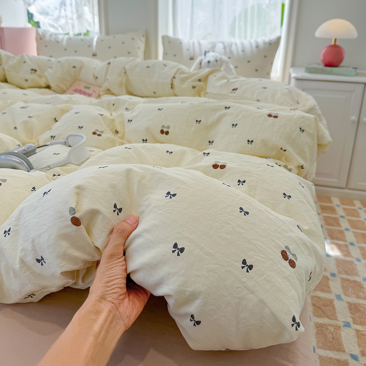 91家纺网 家纺一手货源 找家纺 竹合家纺 2025新款爆款韩国小布袋古法水洗云感四件套 樱桃蝴蝶结