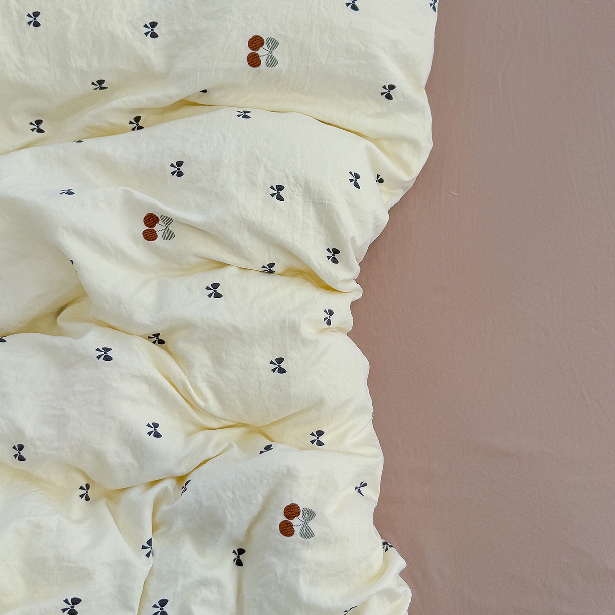 91家纺网 家纺一手货源 找家纺 竹合家纺 2025新款爆款韩国小布袋古法水洗云感四件套 樱桃蝴蝶结