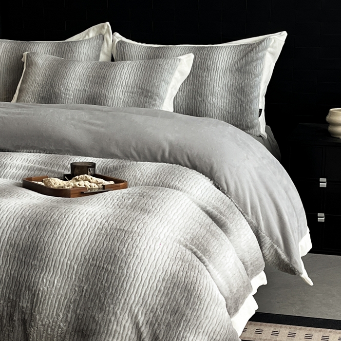 91家纺网 家纺一手货源 找家纺 羽梦 2025秋冬新品260克加厚全消光貂狐绒工艺款超保暖四件套 九尾狐-灰色