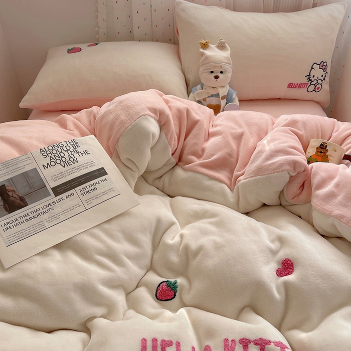 91家纺网 家纺一手货源 找家纺 （总）三朵家纺 2025新款绣花牛奶绒三丽鸥系列四件套