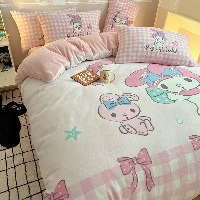 91家纺网 家纺一手货源 找家纺 （总）三朵家纺 2025新款数码大版牛奶绒印花三丽鸥系列四件套