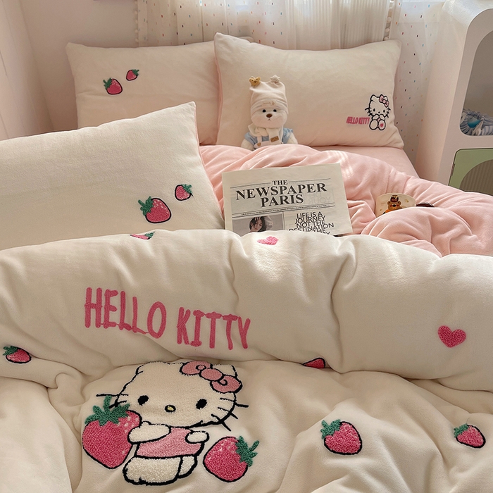 91家纺网 家纺一手货源 找家纺 三朵家纺 2025新款绣花牛奶绒三丽鸥系列四件套 草莓公主KT