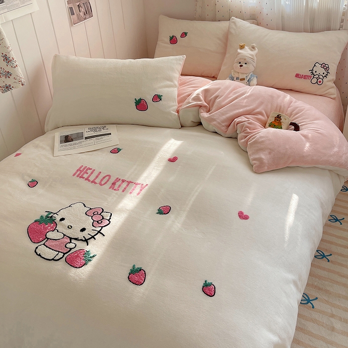 91家纺网 家纺一手货源 找家纺 三朵家纺 2025新款绣花牛奶绒三丽鸥系列四件套 草莓公主KT