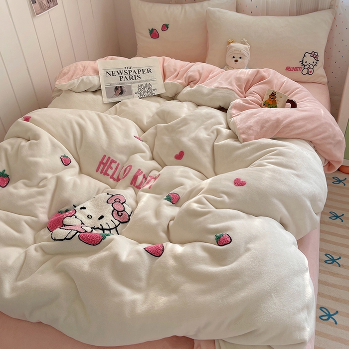 91家纺网 家纺一手货源 找家纺 三朵家纺 2025新款绣花牛奶绒三丽鸥系列四件套 草莓公主KT