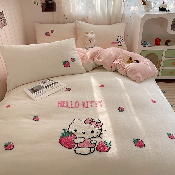 91家纺网 家纺一手货源 找家纺 三朵家纺 2025新款绣花牛奶绒三丽鸥系列四件套 草莓公主KT