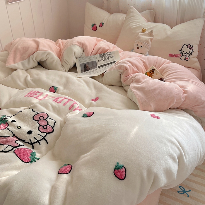 91家纺网 家纺一手货源 找家纺 三朵家纺 2025新款绣花牛奶绒三丽鸥系列四件套 草莓公主KT