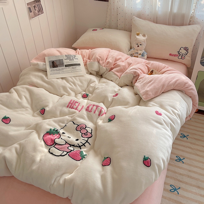 91家纺网 家纺一手货源 找家纺 三朵家纺 2025新款绣花牛奶绒三丽鸥系列四件套 草莓公主KT