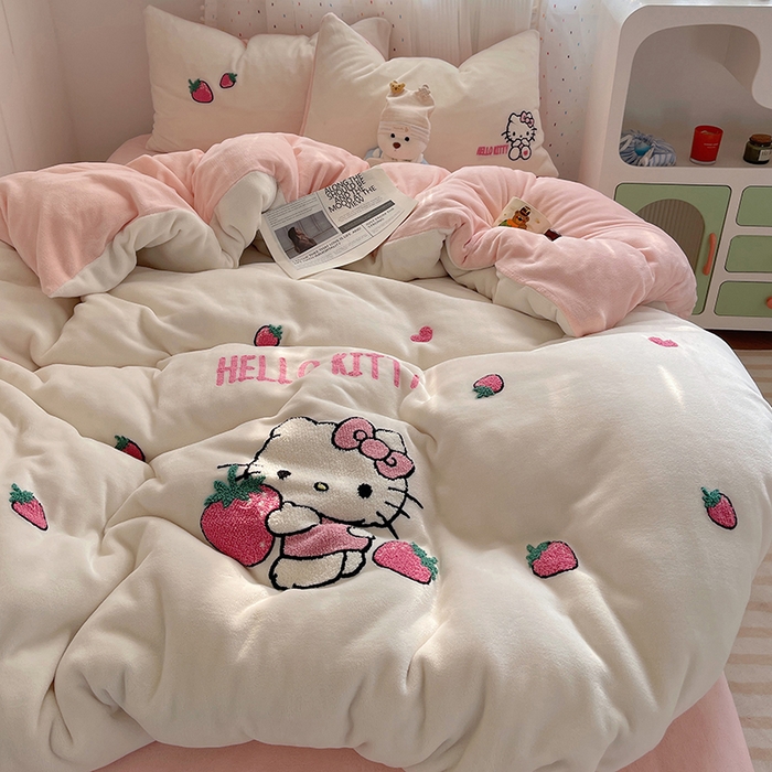 91家纺网 家纺一手货源 找家纺 三朵家纺 2025新款绣花牛奶绒三丽鸥系列四件套 草莓公主KT