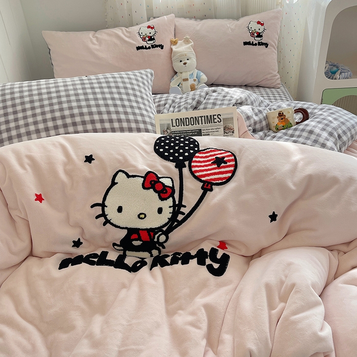 91家纺网 家纺一手货源 找家纺 三朵家纺 2025新款绣花牛奶绒三丽鸥系列四件套 梦幻旅行