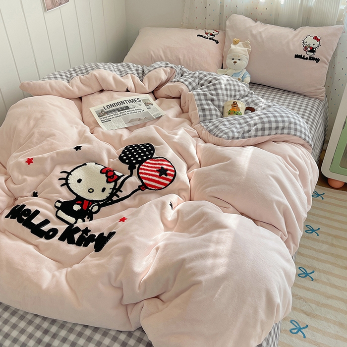 91家纺网 家纺一手货源 找家纺 三朵家纺 2025新款绣花牛奶绒三丽鸥系列四件套 梦幻旅行