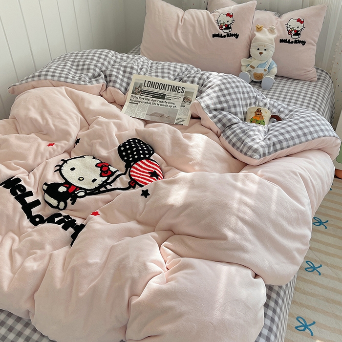 91家纺网 家纺一手货源 找家纺 三朵家纺 2025新款绣花牛奶绒三丽鸥系列四件套 梦幻旅行