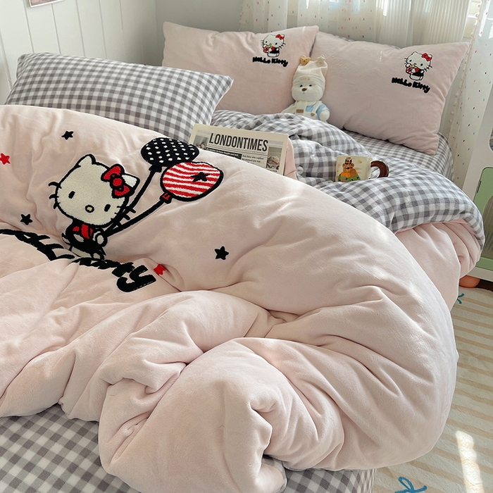 91家纺网 家纺一手货源 找家纺 三朵家纺 2025新款绣花牛奶绒三丽鸥系列四件套 梦幻旅行