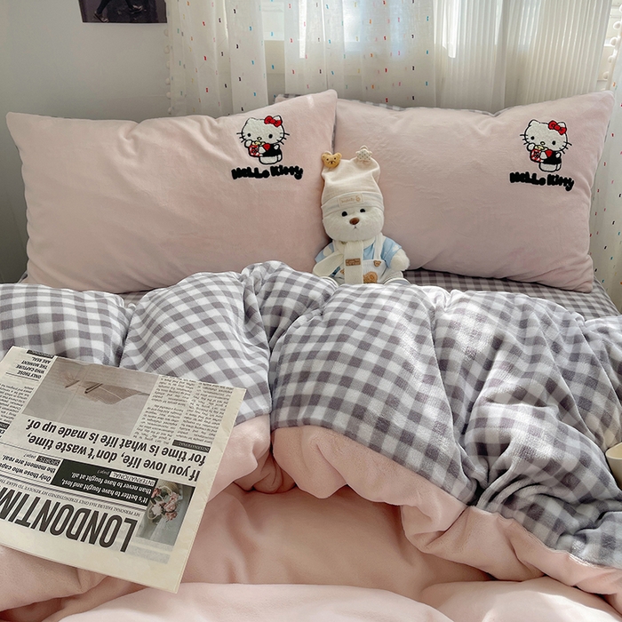 91家纺网 家纺一手货源 找家纺 三朵家纺 2025新款绣花牛奶绒三丽鸥系列四件套 梦幻旅行