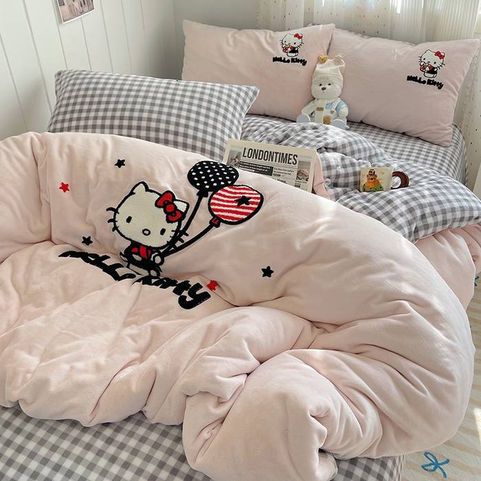 91家纺网 家纺一手货源 找家纺 三朵家纺 2025新款绣花牛奶绒三丽鸥系列四件套 梦幻旅行