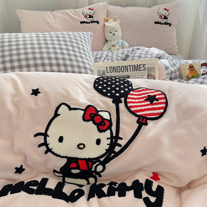 91家纺网 家纺一手货源 找家纺 三朵家纺 2025新款绣花牛奶绒三丽鸥系列四件套 梦幻旅行