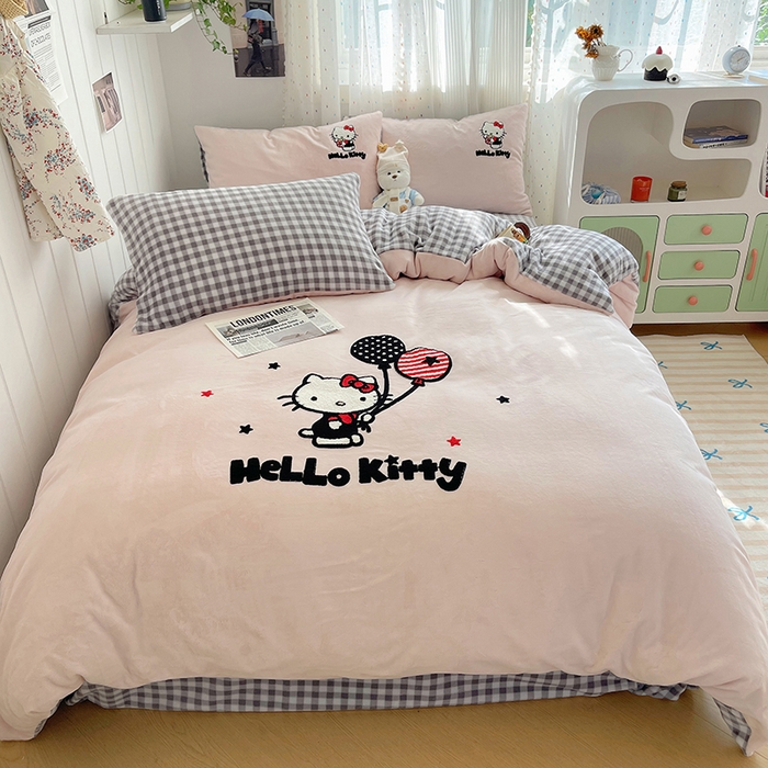 91家纺网 家纺一手货源 找家纺 三朵家纺 2025新款绣花牛奶绒三丽鸥系列四件套 梦幻旅行