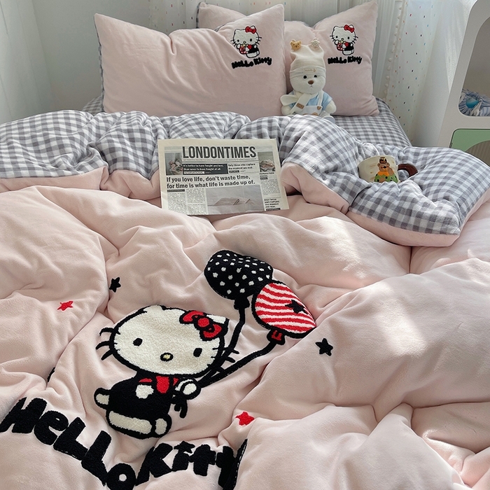 91家纺网 家纺一手货源 找家纺 三朵家纺 2025新款绣花牛奶绒三丽鸥系列四件套 梦幻旅行