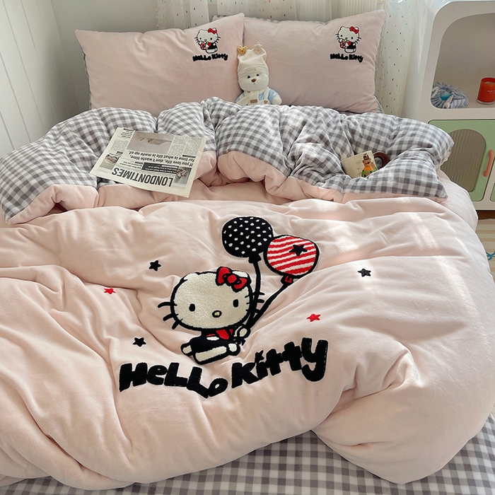 91家纺网 家纺一手货源 找家纺 三朵家纺 2025新款绣花牛奶绒三丽鸥系列四件套 梦幻旅行