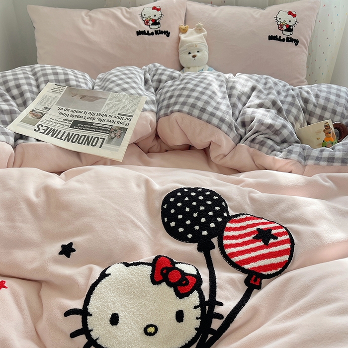 91家纺网 家纺一手货源 找家纺 三朵家纺 2025新款绣花牛奶绒三丽鸥系列四件套 梦幻旅行