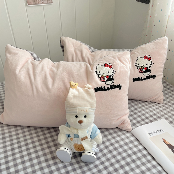 91家纺网 家纺一手货源 找家纺 三朵家纺 2025新款绣花牛奶绒三丽鸥系列四件套 梦幻旅行