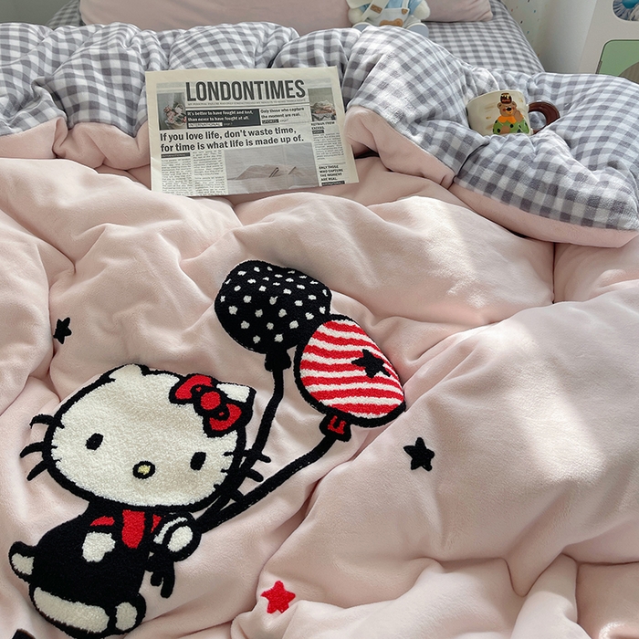 91家纺网 家纺一手货源 找家纺 三朵家纺 2025新款绣花牛奶绒三丽鸥系列四件套 梦幻旅行