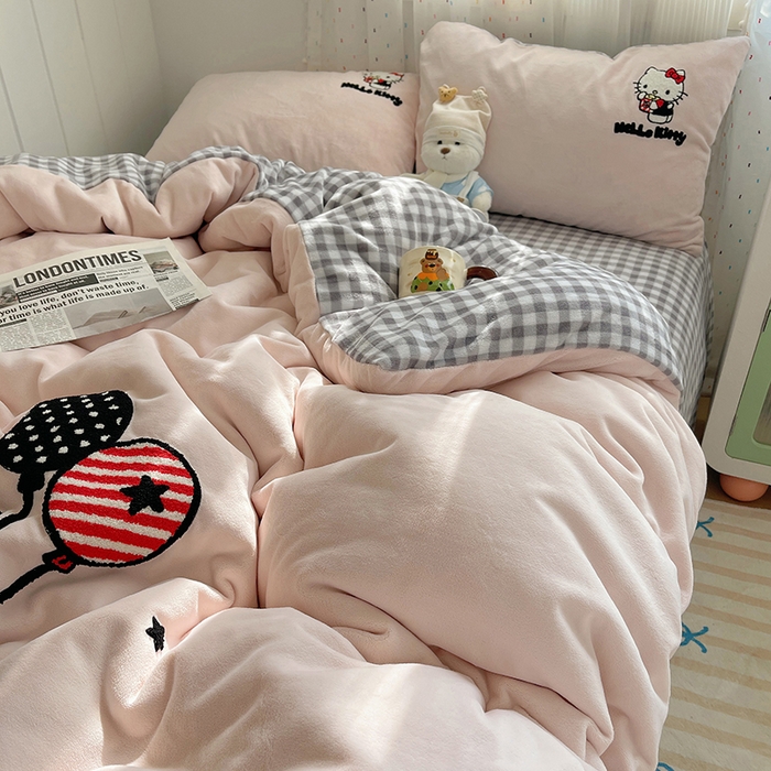 91家纺网 家纺一手货源 找家纺 三朵家纺 2025新款绣花牛奶绒三丽鸥系列四件套 梦幻旅行