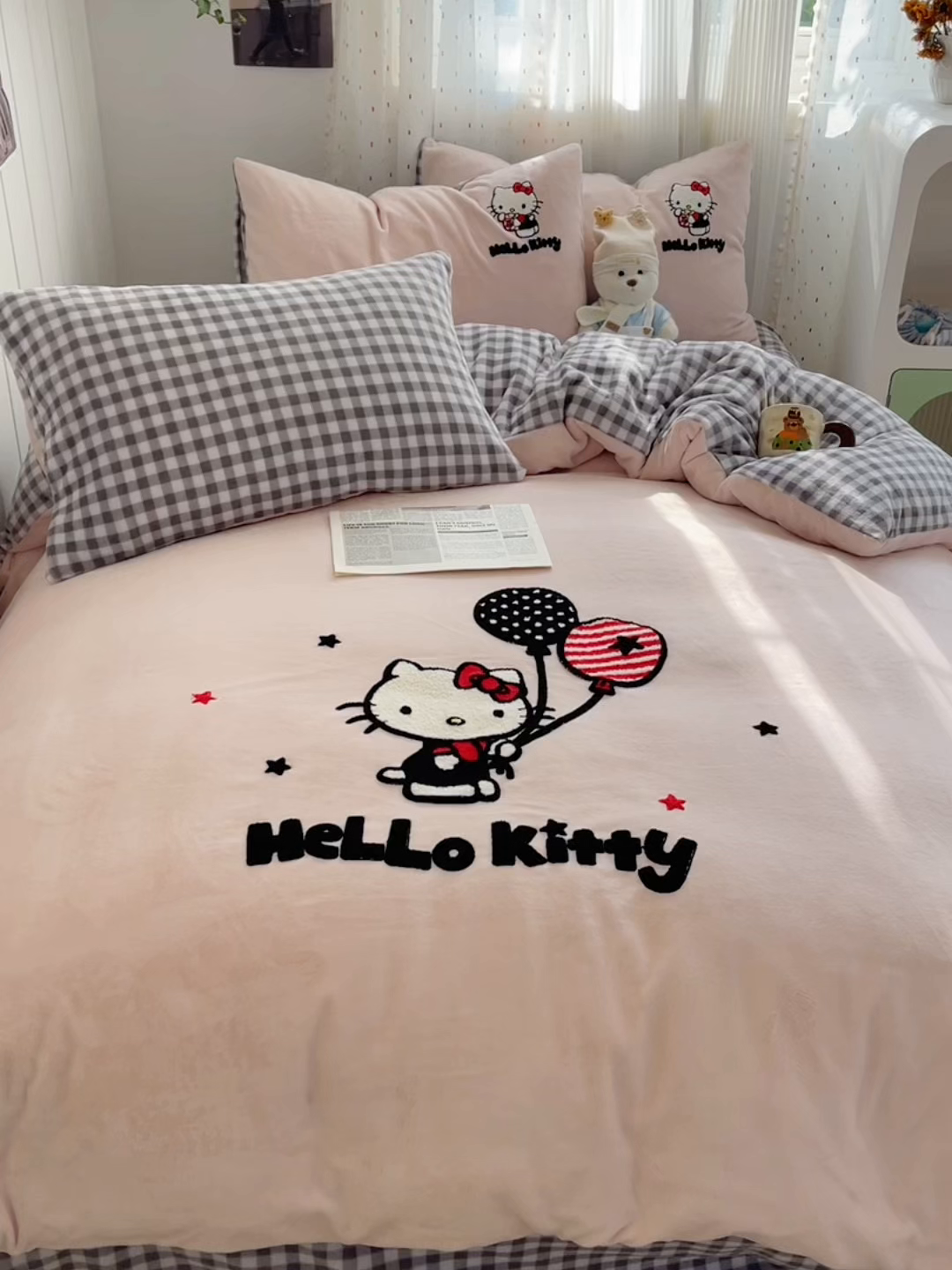 91家纺网 家纺一手货源 找家纺 三朵家纺 2025新款绣花牛奶绒三丽鸥系列四件套 梦幻旅行