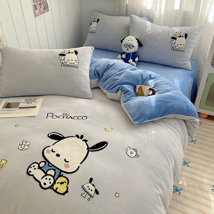 91家纺网 家纺一手货源 找家纺 三朵家纺 2025新款绣花牛奶绒三丽鸥系列四件套 逃学帕恰