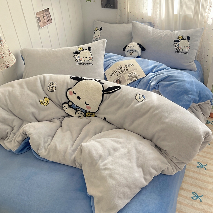 91家纺网 家纺一手货源 找家纺 三朵家纺 2025新款绣花牛奶绒三丽鸥系列四件套 逃学帕恰