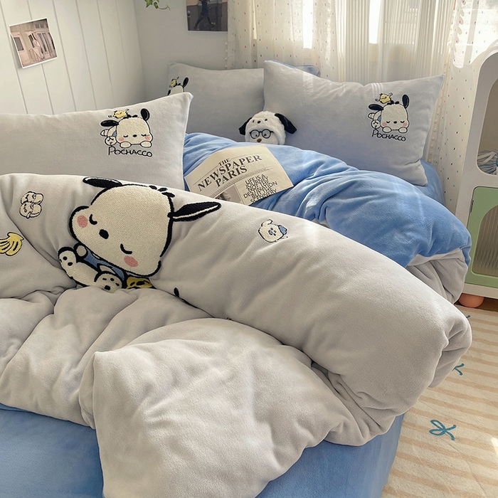 91家纺网 家纺一手货源 找家纺 三朵家纺 2025新款绣花牛奶绒三丽鸥系列四件套 逃学帕恰