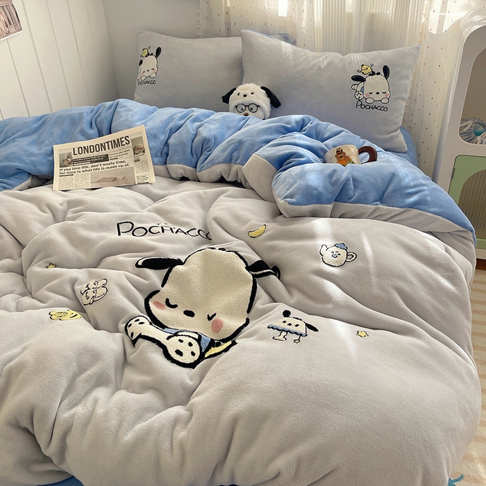 91家纺网 家纺一手货源 找家纺 三朵家纺 2025新款绣花牛奶绒三丽鸥系列四件套 逃学帕恰