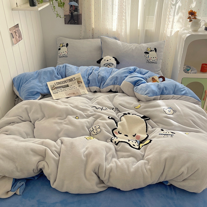 91家纺网 家纺一手货源 找家纺 三朵家纺 2025新款绣花牛奶绒三丽鸥系列四件套 逃学帕恰