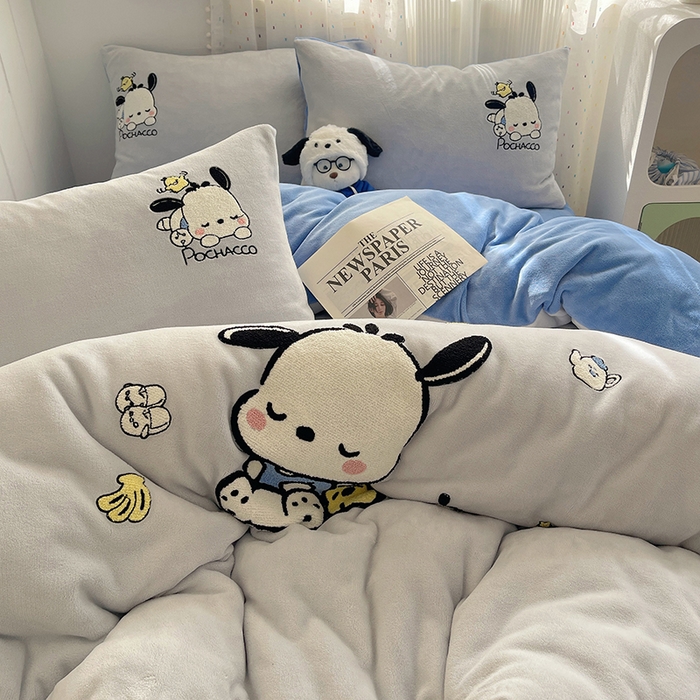 91家纺网 家纺一手货源 找家纺 三朵家纺 2025新款绣花牛奶绒三丽鸥系列四件套 逃学帕恰