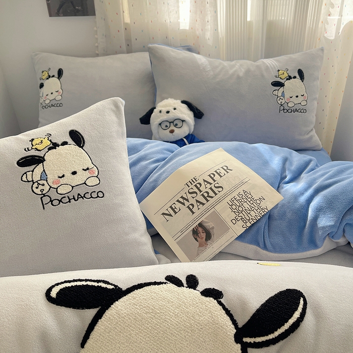 91家纺网 家纺一手货源 找家纺 三朵家纺 2025新款绣花牛奶绒三丽鸥系列四件套 逃学帕恰