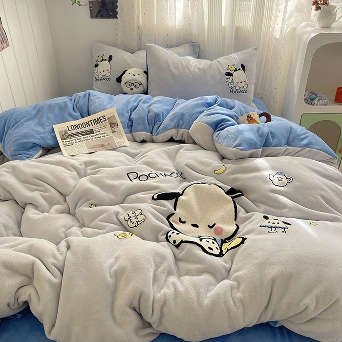 91家纺网 家纺一手货源 找家纺 三朵家纺 2025新款绣花牛奶绒三丽鸥系列四件套 逃学帕恰