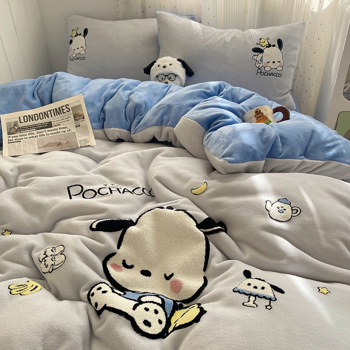 91家纺网 家纺一手货源 找家纺 三朵家纺 2025新款绣花牛奶绒三丽鸥系列四件套 逃学帕恰