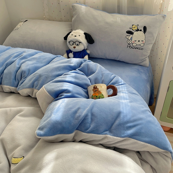 91家纺网 家纺一手货源 找家纺 三朵家纺 2025新款绣花牛奶绒三丽鸥系列四件套 逃学帕恰