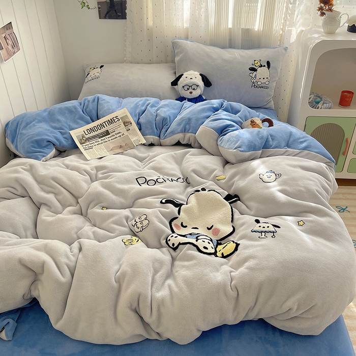 91家纺网 家纺一手货源 找家纺 三朵家纺 2025新款绣花牛奶绒三丽鸥系列四件套 逃学帕恰