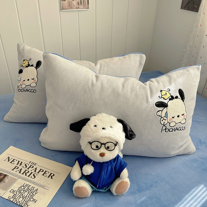 91家纺网 家纺一手货源 找家纺 三朵家纺 2025新款绣花牛奶绒三丽鸥系列四件套 逃学帕恰