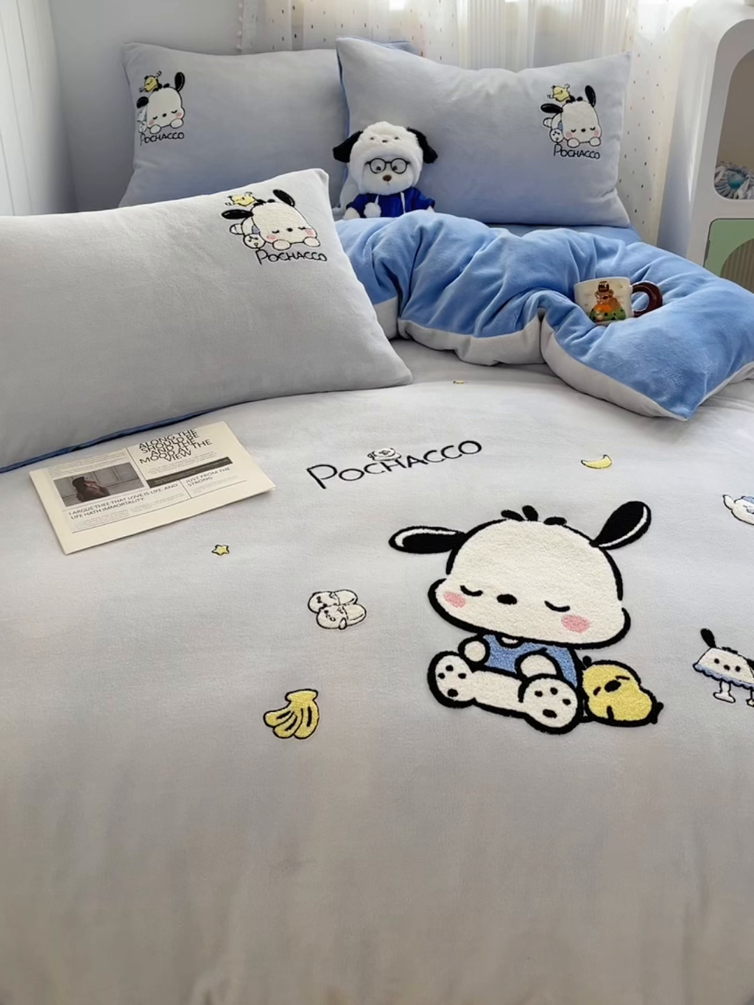 91家纺网 家纺一手货源 找家纺 三朵家纺 2025新款绣花牛奶绒三丽鸥系列四件套 逃学帕恰