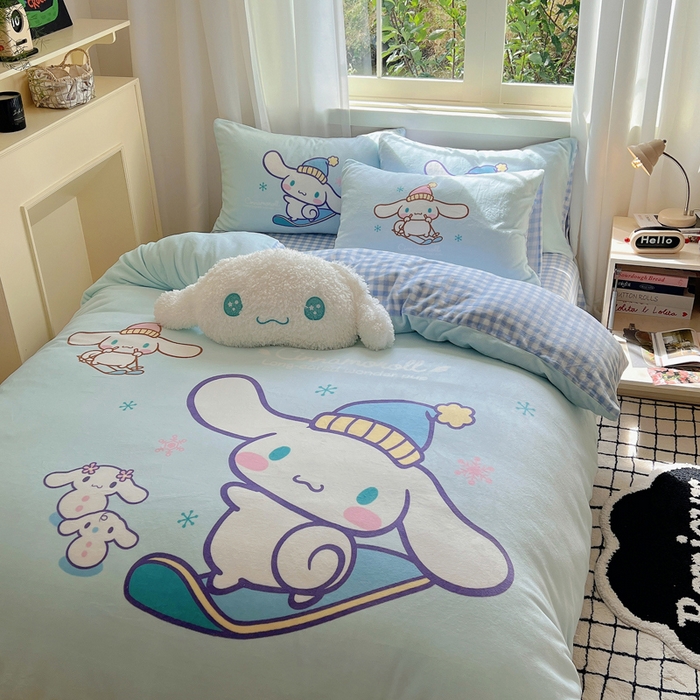 91家纺网 家纺一手货源 找家纺 三朵家纺 2025新款数码大版牛奶绒印花三丽鸥系列四件套 滑板玉桂狗