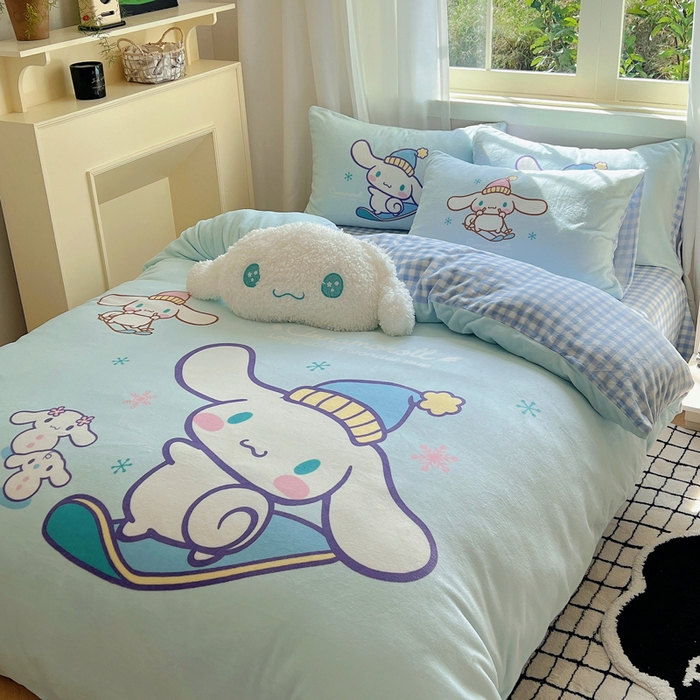 91家纺网 家纺一手货源 找家纺 三朵家纺 2025新款数码大版牛奶绒印花三丽鸥系列四件套 滑板玉桂狗