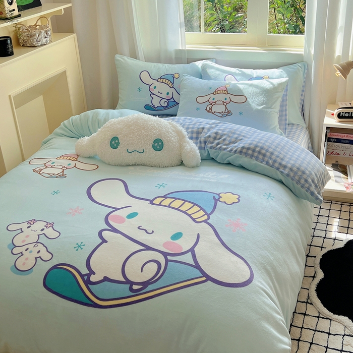 91家纺网 家纺一手货源 找家纺 三朵家纺 2025新款数码大版牛奶绒印花三丽鸥系列四件套 滑板玉桂狗