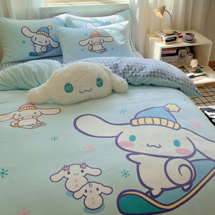 91家纺网 家纺一手货源 找家纺 三朵家纺 2025新款数码大版牛奶绒印花三丽鸥系列四件套 滑板玉桂狗