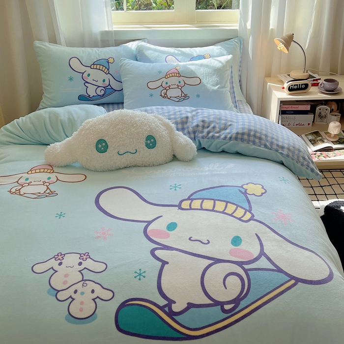 91家纺网 家纺一手货源 找家纺 三朵家纺 2025新款数码大版牛奶绒印花三丽鸥系列四件套 滑板玉桂狗