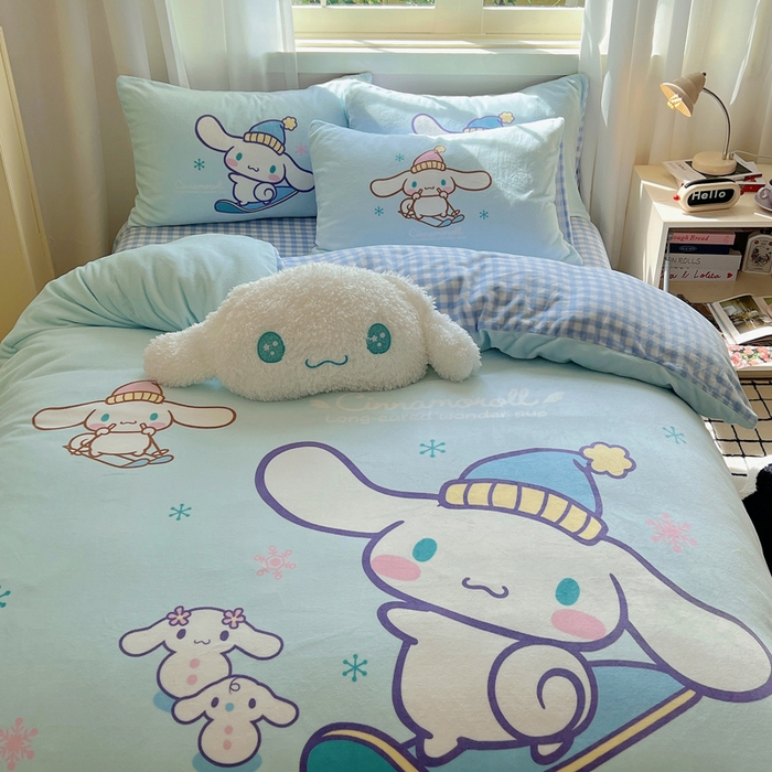 91家纺网 家纺一手货源 找家纺 三朵家纺 2025新款数码大版牛奶绒印花三丽鸥系列四件套 滑板玉桂狗