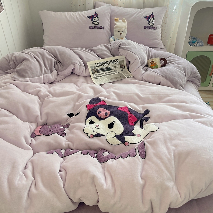 91家纺网 家纺一手货源 找家纺 三朵家纺 2025新款绣花牛奶绒三丽鸥系列四件套 淘气宝贝